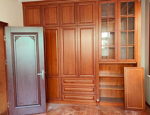 万州中式家庭装修里定制的实木衣柜效果图